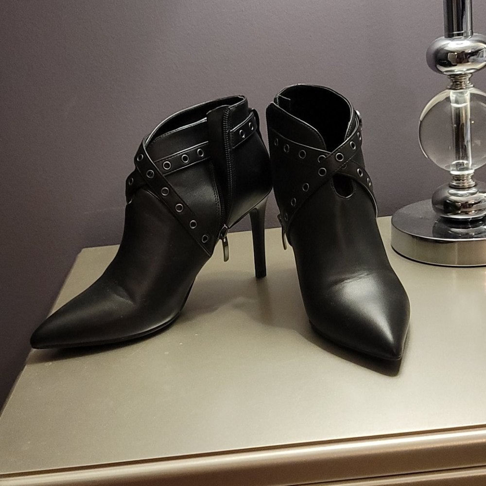 FLASH SALE!!! NINE WEST Black Bottiess
